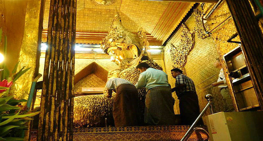 Mahamuni-Buddha-Temple-Mandalay-Myanmar